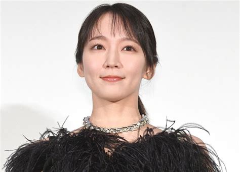 吉岡里帆アイコラ|吉岡里帆 タイトな黒ドレスに会場もん絶「きれい…」 大歓声に。